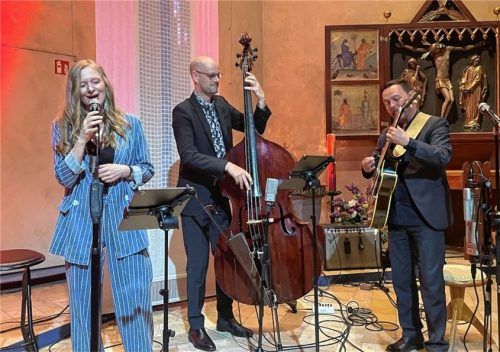 Verzauberten mit ihrem Programm „Close to you“: Jazzsängerin Lisa Wahlandt, Sven Faller am Bass und Philipp Stauber an der Gitarre. Foto kirchner