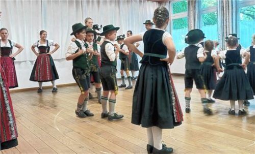 Viel Spaß hatten die Kinder bei der Schnupperprobe des Trachtenvereins Immergrün. Foto Trachtenverein Immergrün