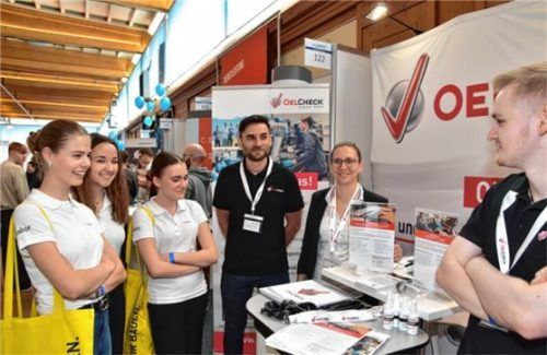Viele Firmen hatten junge Vertreter zur Job-Messe in der Festhalle geschickt. Foto Schlecker