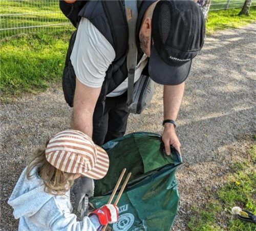 Viele kleine und große Helfer beteiligten sich an der Ramadama-Aktion des Kinderhauses „Camino“. Foto Re