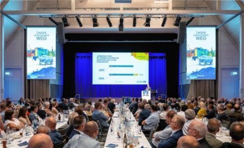 Vollbesetzt war der Saal bei der Vertreterversammlung der Volksbank Raiffeisenbank im Saal des Kultur- und Kongressforums in Altötting. Foto volksbank raiffeisenbank