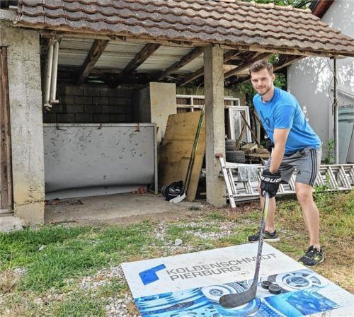 Von der Werbebande ins Tor im Kuhstall: Starbulls-Neuzugang Fabjon Kuqi bei seinem persönlichen Sommertraining im Kosovo.Foto Kuqi privat