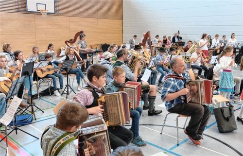 Von Flöte bis Ziach: Jung und Alt übten gemeinsam für ihr Abschlusskonzert am Abend. Foto RE