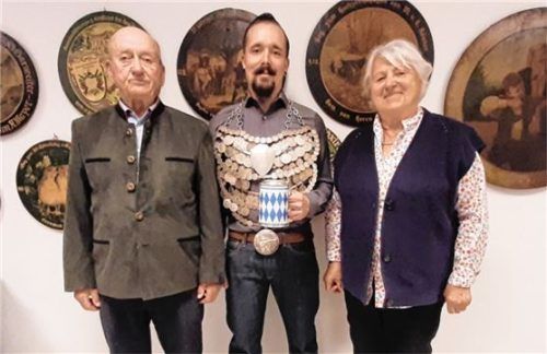 Von links: Breznkönig Franz Josef Reinartz, Schützenkönig Peter Riedle und Wurstkönigin Ursula Reinartz. Foto re