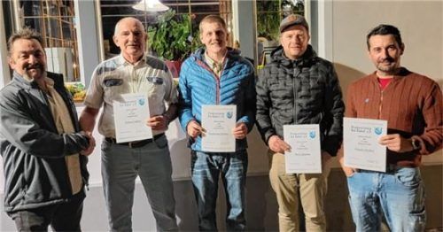 Vorsitzender Gerhard Seehuber (von links) mit den Geehrten Johann Wimmer (40 Jahre) sowie Andreas Berghammer, Sebastian Brich und Norbert Dengler (je 25 Jahre).Foto re