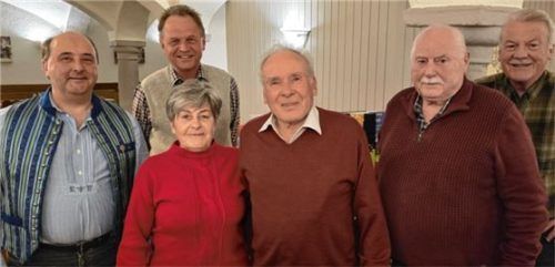 Vorsitzender Robert Wild (links) würdigte (von links) Erika Blaza, Christoph Langer (hinten), Erwin Blaza, August Augenstein. Mit dabei ist Kassier und Schriftführer Klaus Wirries.Foto re