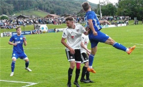 Wagings Bernhard Mühlbacher (rechts) gewinnt das Kopfballduell gegen Martin Söll.Foto Helmuth Wegscheider