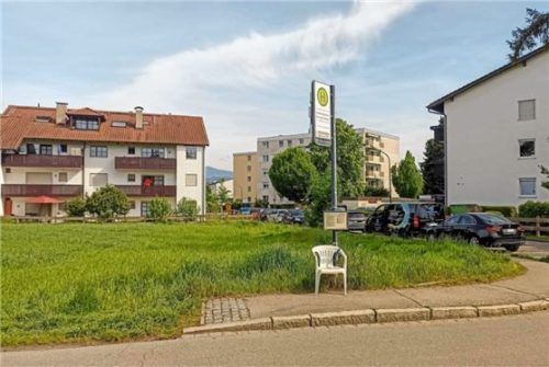 Weiter Ärger beim Warten auf den Bus: Weil sich die Situation an der Haltestelle „Unterkaltbrunner-/Ecke Schwarzenbergstraße“ noch immer nicht gebessert hat, haben die Senioren aus der Panger Siedlung einen Gartenstuhl dort als Notsitz aufgestellt.Foto aez