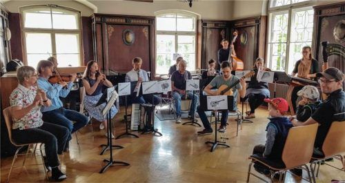 Welche Vielfalt an Instrumenten die Lehrer an der Musikschule anbieten, zeigen sie bei ihrem Konzert am „Tag der offenen Tür“. Foto RE