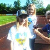 Promis schnüren Fußballschuhe für den guten Zweck