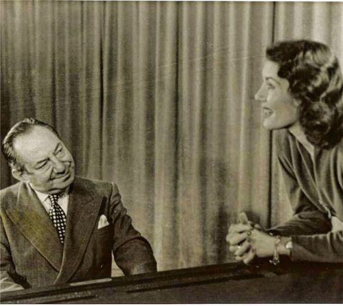 Werner Richard Heymann am Klavier mit seiner Frau Elisabeth (rechts) im Jahre 1952. Foto privat