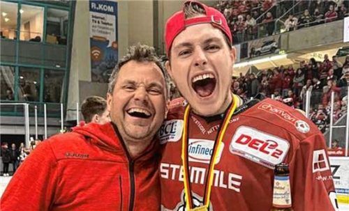 Wie der Vater, so der Sohn. Kevin Slezak machte es seinem Vater Roman nach, der 1993 mit Rosenheim Meister in der 2. Bundesliga wurde.Foto Slezak privat