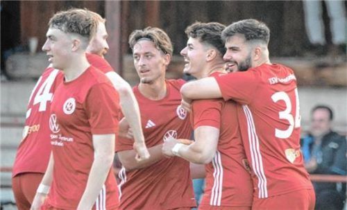 Wieder da: Jubel um Laurin Demolli (Zweiter von rechts), der an beiden Treffern der Rosenheimer beteiligt war. Foto Ruprecht