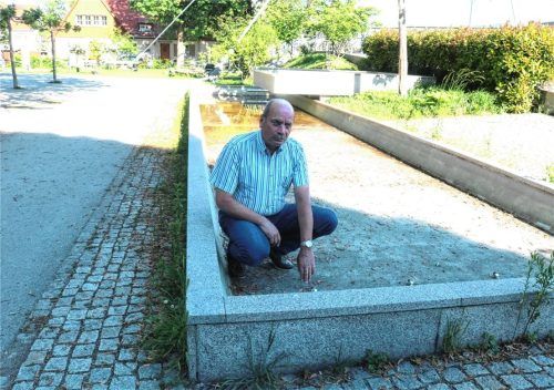 Wo bleibt das Wasser aus den Düsen der Springbrunnenanlage im Karl-Daniels-Park? Das fragt sich unter anderem Rainer Tschichholz aus Kolbermoor. Foto Riediger