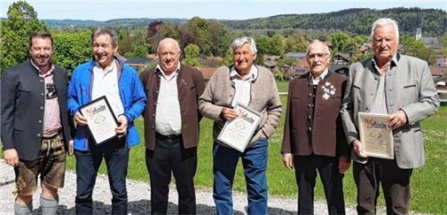 Wurden für ihre langjährige Mitgliedschaft von Vorstand Karl Leitner (Zweiter von rechts) geehrt: (von links) Thomas Reitner (25 Jahre),Josef Mayer (40 Jahre), Georg Moosleitner (40 Jahre), Rudi Haimerl (50 Jahre), Hermann Ziegler (50 Jahre). Foto merk