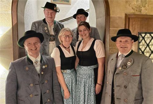 Wurden von Vorstand Andreas Grabichler (rechts) für ihre Verdienste bei den Haunpoldlern ausgezeichnet: (von links) Andreas Mehringer, Josef Braun junior, Marianne Braun, Liane Ranner und Josef Braun senior. Foto re