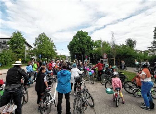 Zahlreiche Radler nahmen an der Fahrt durch Bruckmühl teil. Foto Re