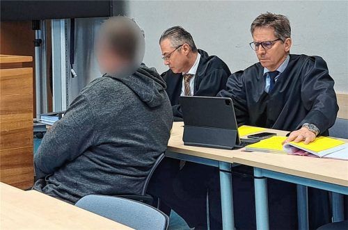 Zu zwei Jahren Haft auf Bewährung wurde der Rimstinger Landwirt – hier zusammen mit seinen beiden Verteidigern im Bild – verurteilt. Eine schwere Depression wurde als schuldmindernd berücksichtigt. Zudem darf er fünf Jahre lang keine Tiere halten. Foto Weiser