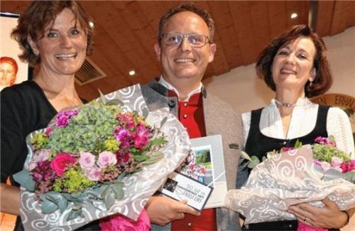 Zum Jubiläum gratulierten Bernadette Osterhammer (rechts) die Vorsitzende der Singgemeinschaft Dorothee Ronge und Bürgermeister Daniel Mair.Foto Rehberg