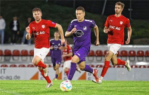 Zumindest einer geht hoch: Alexander Gordok (links) wechselt vom SV Erlbach in die Regionalliga zu Wacker Burghausen. Der Holzland-Verein selbst bleibt in der Regionalliga. Ob Schwaben Augsburg mit Spielertrainer Matthias Ostrzolek (am Ball) aufsteigen wird, steht noch in den Sternen.Foto Gabi Zucker