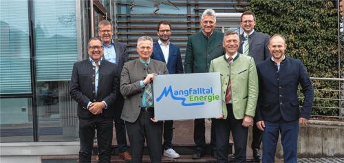 Zusammenschluss für das Mangfalltal (von links nach rechts): Stefan Barber (Mangfalltal Energie), Georg Weigl (Bürgermeister Tuntenhausen), Richard Richter (Bürgermeister Markt Bruckmühl), Johannes Zistl (Bürgermeister Feldkirchen-Westerham), Bernd Fessler (Bürgermeister Großkarolinenfeld), Anton Wallner (bis 14. März Bürgermeister Bad Feilnbach), Stephan Schlier (Bürgermeister Bad Aibling) mit Patrick Beyer von der Mangfalltal Energie. Foto wolf