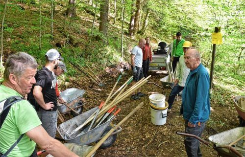 Zwei Helferteams sanieren Steige. Hier wird das Arbeitsmaterial zum Einsatzort gebracht und verteilt. Foto  Wunderlich