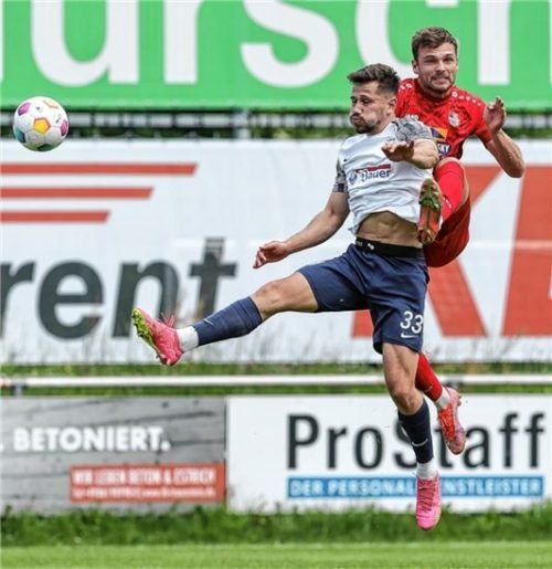 Zwei Torschützen im Duell: Wasserburgs Robin Ungerath und Traunsteins Christoph Wallner.Foto Hans Weitz