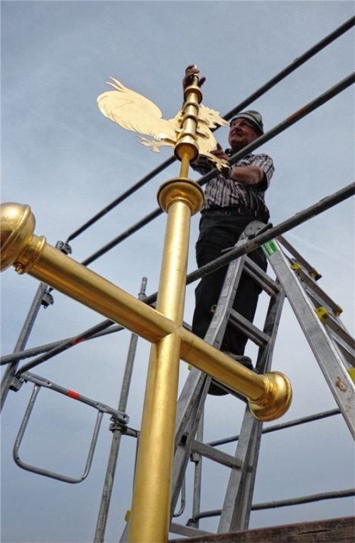Zweimal renovierte die Zimmerei Stocker den Kirchturm der Priener Pfarrkirche Mariä Himmelfahrt. Das Bild zeigt Seniorchef Max Stocker auf dem Kirchturm.