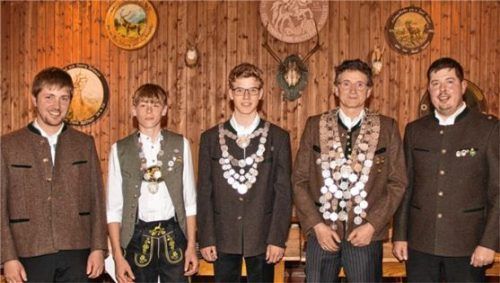 Zweiter Schützenmeister Thomas Stacheter (links) und Schützenmeister Josef Abinger (rechts) gratulieren (von links) Finn Dörnberger, Quirin Maier sowie Thomas Fischhaber zu ihren Titeln.Foto hofstetter