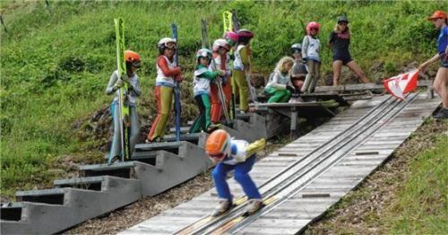 100 Nachwuchsspringer waren beim ersten Wettbewerb der Kindervierschanzentournee auf den Mattenschanzen. Foto sh