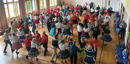 140 Tänzer waren zum gemeinsamen Tanz auf die Fraueninsel gekommen. Foto Kirchner