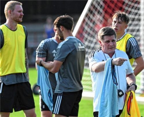 1860 Rosenheims Trainer Wolfgang Schellenberg verteilt am Sonntag die ersten Leiberl der neuen Saison. Foto Hans-Jürgen Ziegler