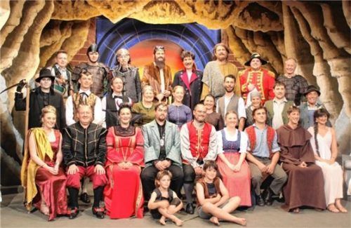 27 Schauspieler sorgen für einen gelungenen Auftakt der Komödie „Die Teufelsbraut“. Foto Steffenhagen