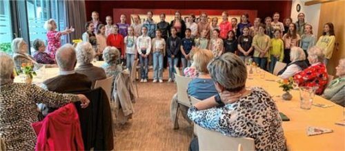 35 Schülerinnen des Gymnasiums Bad Aibling gaben beim Seniorennachmittag in der Pfarrei St. Georg ein musikalisches Stelldichein.Foto  Re