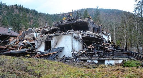 700000 Euro Sachschaden entstanden bei dem Brand der Asylbewerberunterkunft in Seegatterl. Der Aufenthaltsbau wurde komplett zerstört. Der Wohntrakt konnte gerettet werden, ist aber nicht mehr bewohnbar. Foto Eichstädter