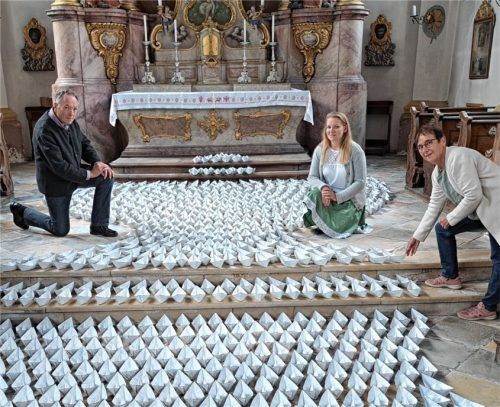 946 „Seelenschifferl“ der Künstlerin Siglinde Berndt (links) stehen derzeit im Altarraum der Sebastianikirche. Diakon Klaus Schießl griff den Vorschlag von Verena Schlier gerne auf, die Ausstellung auch in Bad Aibling zu zeigen.Foto Hadersbeck