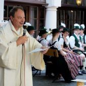 Pfarrer predigt im Hofbräuhaus