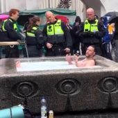 Ein frisches Bad in der Menge