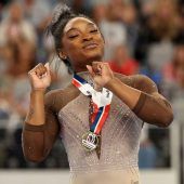 Königin Biles auf dem Turn-Thron