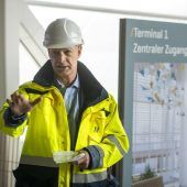 Flughafen-Anbau im Großformat