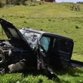 Fahrer springt aus abstürzendem Auto