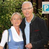 Heidi Beckenbauer trägt EM-Pokal