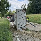 Lastwagen kippt um, Erde auf Staatsstraße verteilt