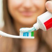 Wie Bakterien im Mund die Zähne kaputt machen