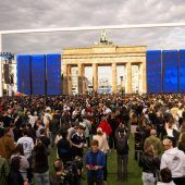 Fanzone Berlin: Ein riesiges Tor und 24 000 Quadratmeter Kunstrasen