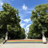 Regenbogenfarben an Treppe