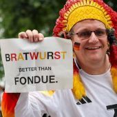 Kreative Hüte, friedliche Fans