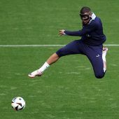 Mbappé probiert weitere Masken aus