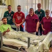 Daumen hoch! Hier grüßt Varga aus dem Krankenhaus