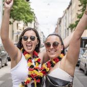 Schwarz-Rot-Gaudi – Fans geben vor dem Spiel gegen Dänemark Gas
